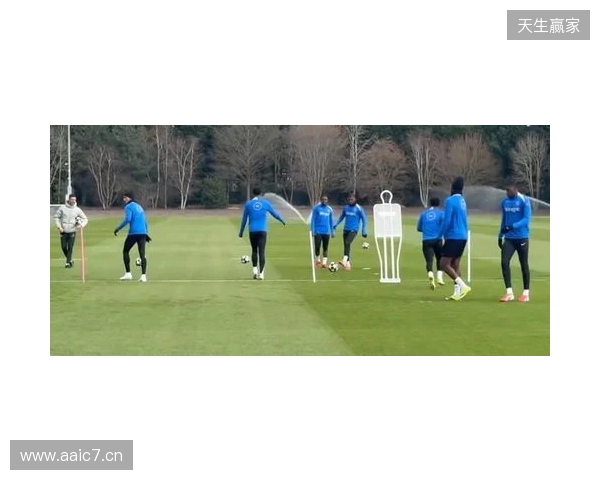 跟队:埃斯特旺参加了切尔西的公开训练,里斯、约恩森缺席 跟队:埃斯特旺参加了切尔西的公开训练,里斯、约恩森缺席
