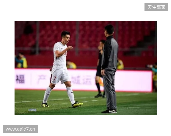 飞踹座椅染红！玉昆官方：门将教练米克尔造成恶劣影响，罚款2万